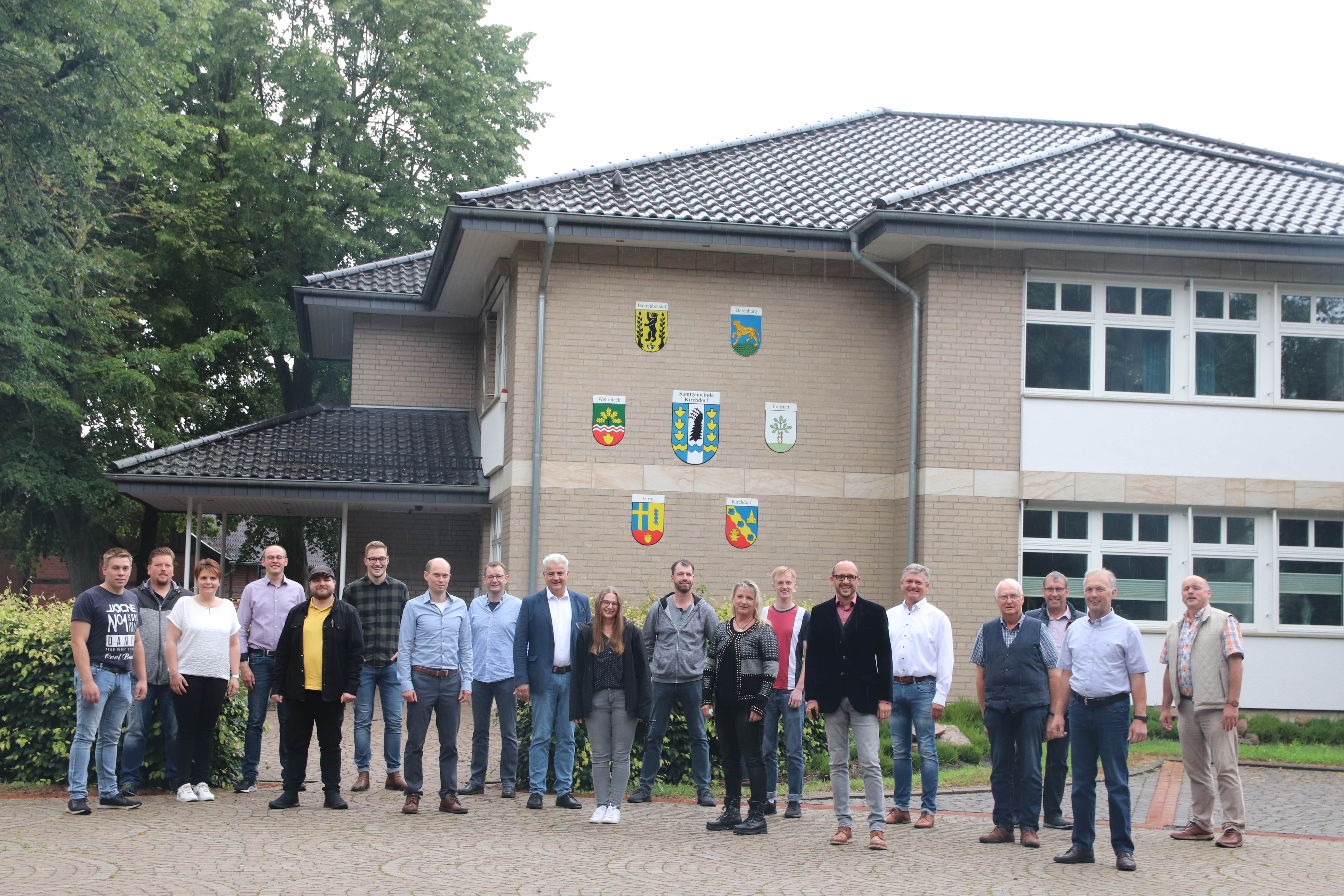 Gruppenfoto der Kandidatinnen und Kandidaten vor dem Rathaus in Kirchdorf. 