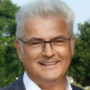  Axel Knoerig